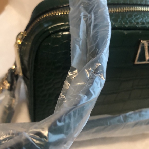 NWT Victoria’s Secret Top Zip Crossbody Emerald Croc embossed w/ gold hardware - Picture 6 of 9
